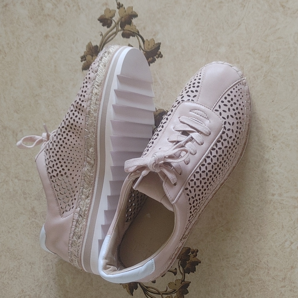 Marc Fisher ltd. Pink casual lace up flat with cut out design.